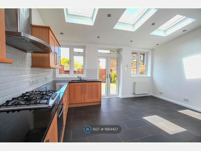 3 Bedroom Semi-Detached House To Rent In Tulsemere Road, London, SE27