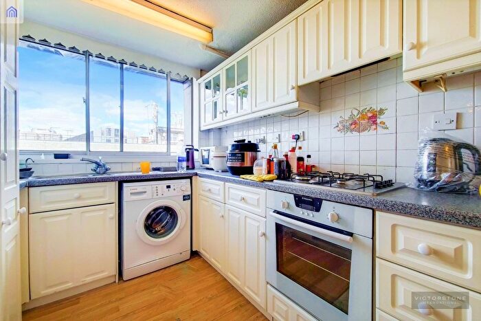 3 Bedroom Flat To Rent In St.Bernard House, Isle Of Dogs, London, E14