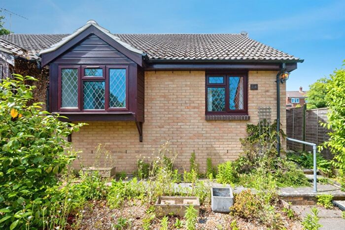 2 Bedroom Semi-Detached House For Sale In Cerne Close, West End, Southampton, SO18