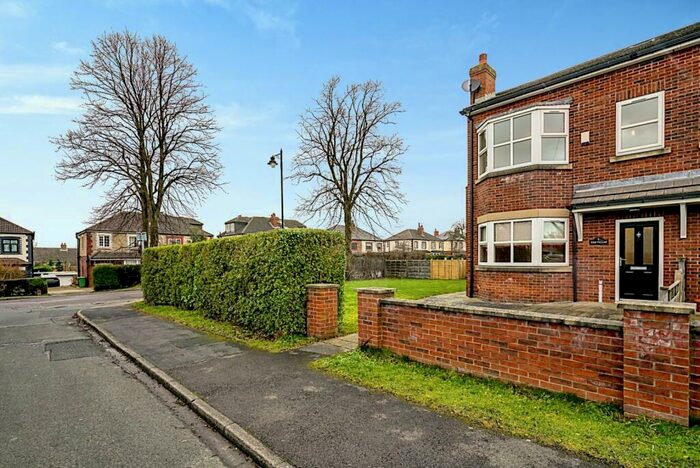 4 Bedroom Semi-Detached House To Rent In Lynnfield Gardens, Scholes, Leeds, West Yorkshire, LS15