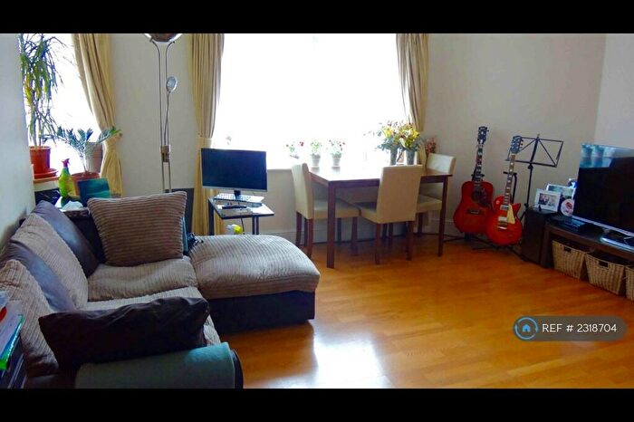 1 Bedroom Flat To Rent In Peninsula Court, London, E14