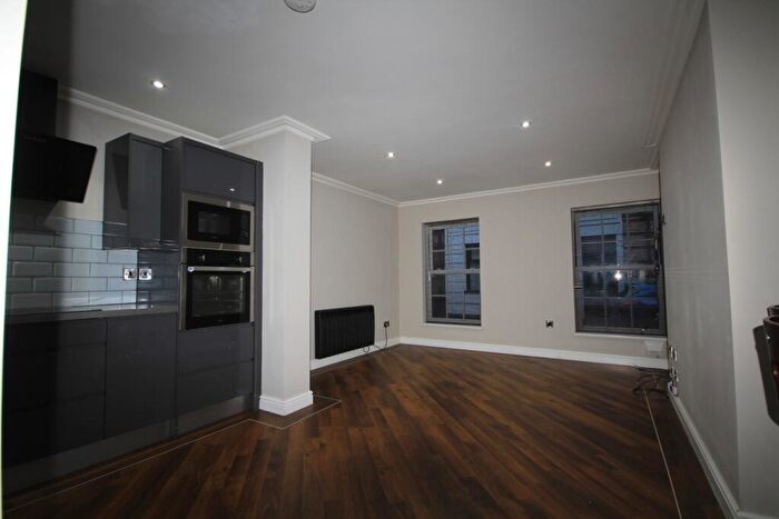 2 Bedroom Flat To Rent In Bowlalley Lane, Hull, Yorkshire, HU1