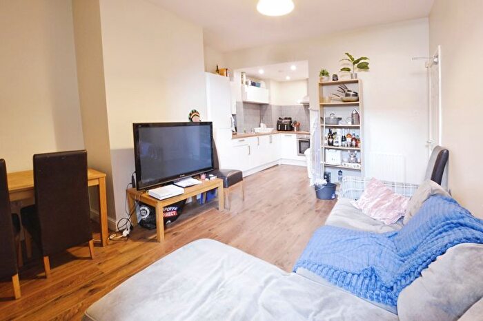 3 Bedroom Flat To Rent In Myrtle Grove, Jesmond, Newcastle Upon Tyne, NE2