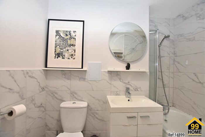 1 Bedroom Apartment For Sale In Oakleigh Court, London, Greater, N1