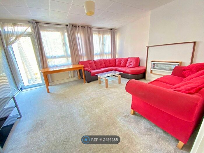 3 Bedroom Maisonette To Rent In Fairfoot Road, London, E3