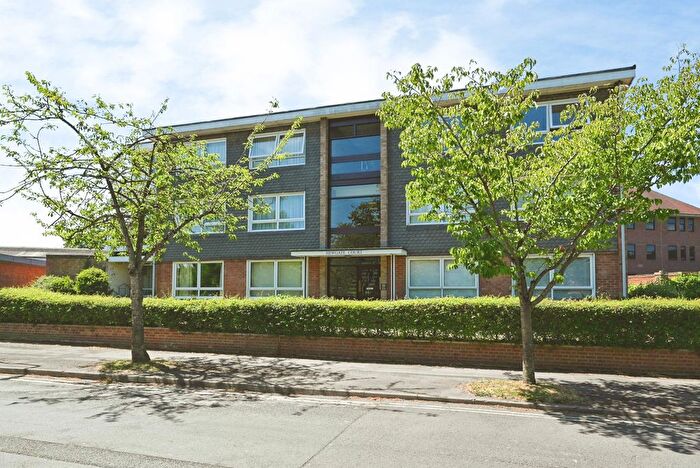 2 Bedroom Flat To Rent In Hewgate Court, Henley-On-Thames, RG9
