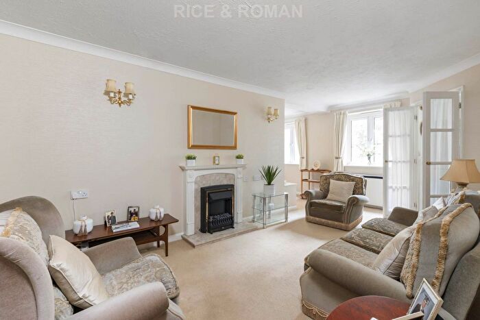 2 Bedroom Flat For Sale In Royston Court, Hinchley Wood, KT10