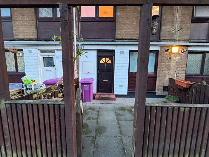 2 Bedroom Ground Maisonette To Rent In Glengall Grove, London, E14