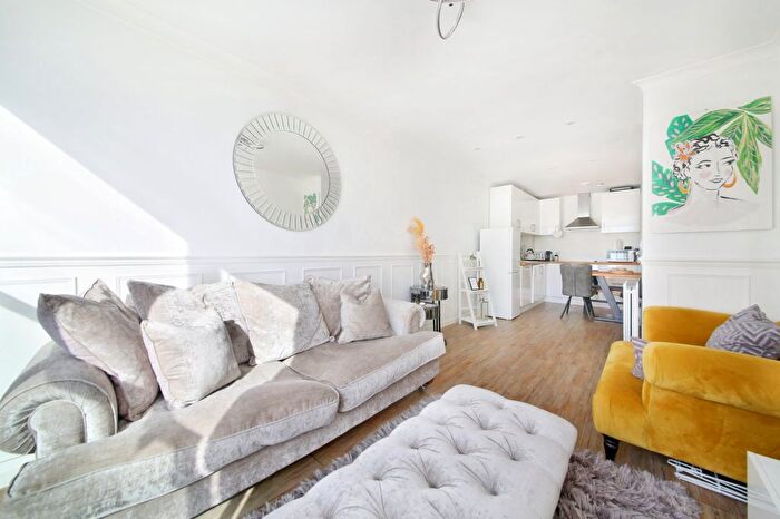 1 Bedroom Flat To Rent In Wingate Square, Springfield Estate, SW4