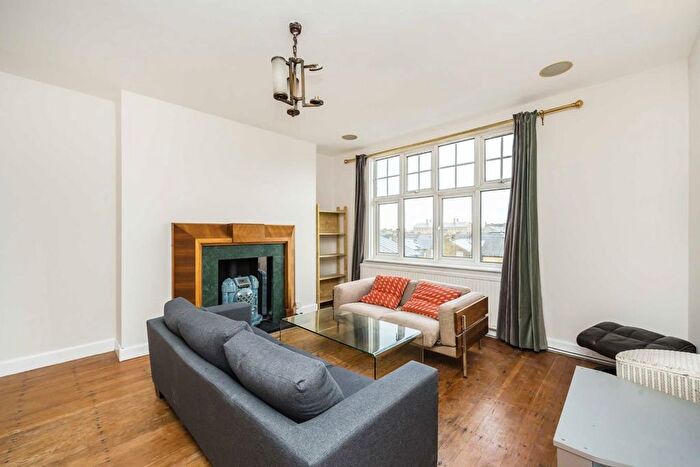3 Bedroom Flat To Rent In Kings Avenue, Clapham, SW4