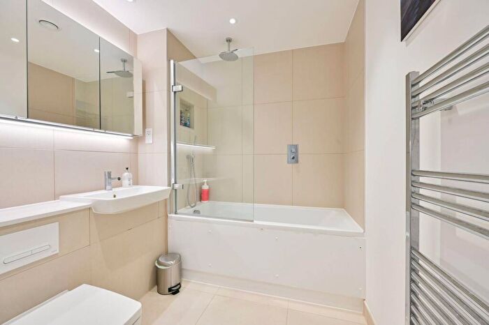 2 Bedroom Flat For Sale In Wyndham Road, Southwark, SE5