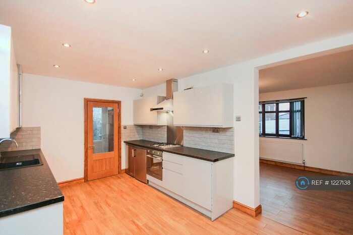 3 Bedroom Semi-Detached House To Rent In Clifford Bridge Road, Binley, Coventry, CV3