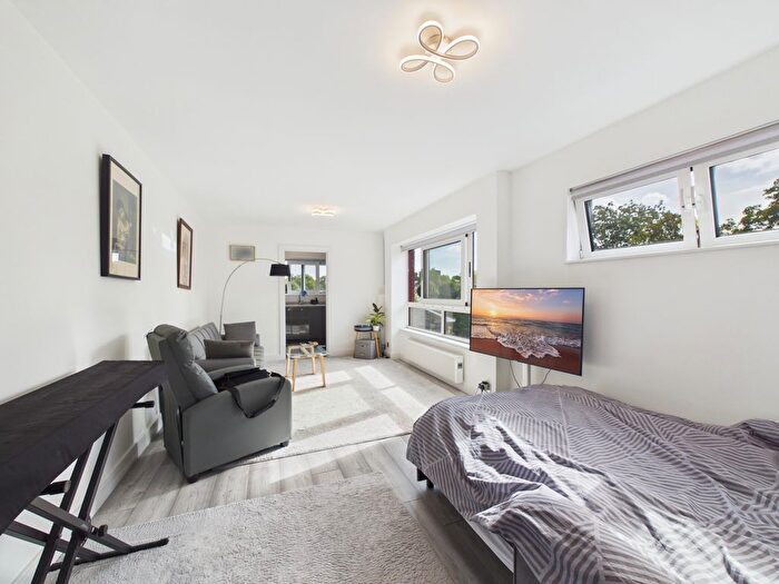 Studio To Rent In Frobisher Court, Cleveland Road, W13