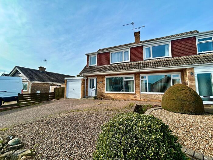 3 Bedroom Semi-Detached House To Rent In Bed Semi-Detached House, Viking Road, Bridlington, YO16