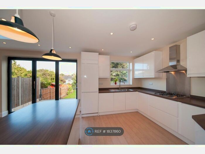 4 Bedroom Semi-Detached House To Rent In Hillside Gardens, Barnet, EN5