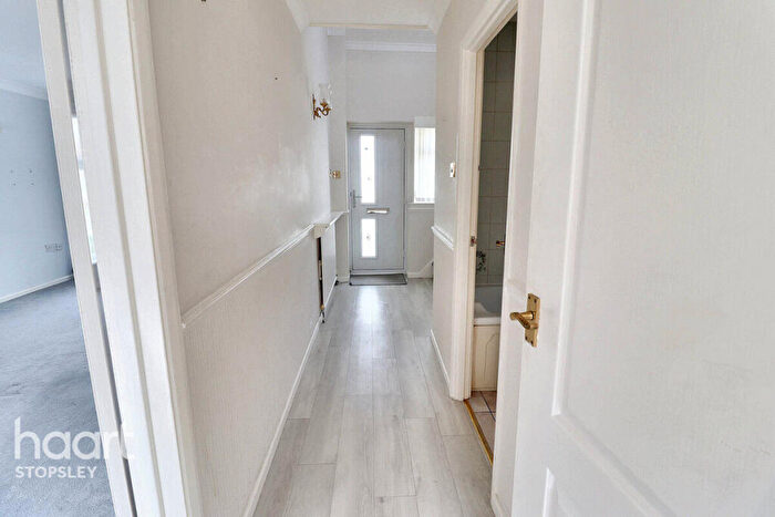 3 Bedroom Chalet For Sale In Langford Drive, Luton, LU2