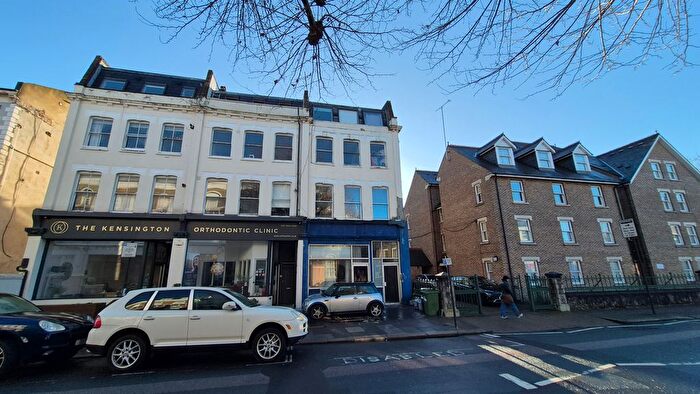 2 Bedroom Flat To Rent In Netherwood Road, London, W14