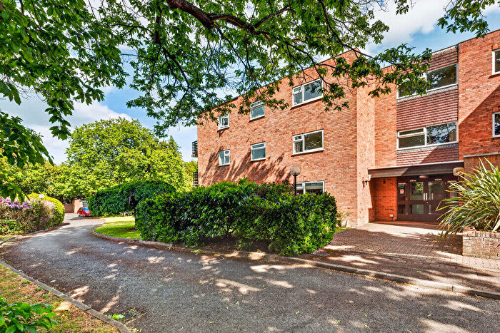 2 Bedroom Flat For Sale In Oatlands Chase, Weybridge, KT13