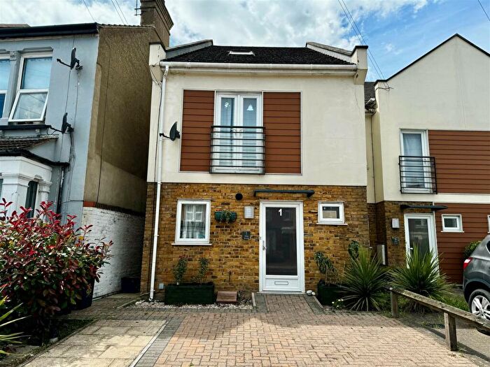 3 Bedroom End Of Terrace House To Rent In North Road, Westcliff-On-Sea, SS0