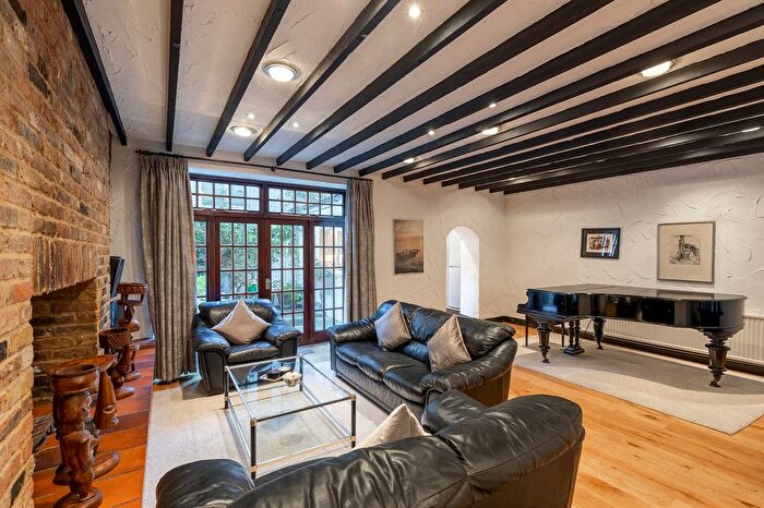 3 Bedroom Flat To Rent In Queens Gate Gardens, South Kensington, London, SW7