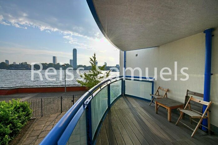 3 Bedroom Apartment To Rent In Nova Building, Newton Place, Canary Wharf London, E14