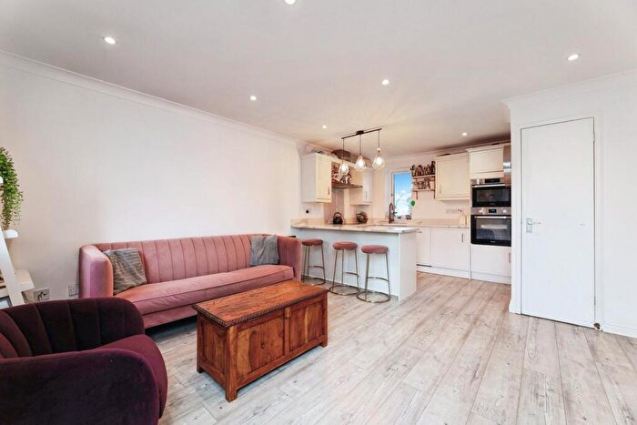 2 Bedroom Flat To Rent In Makepeace Road, London, E11