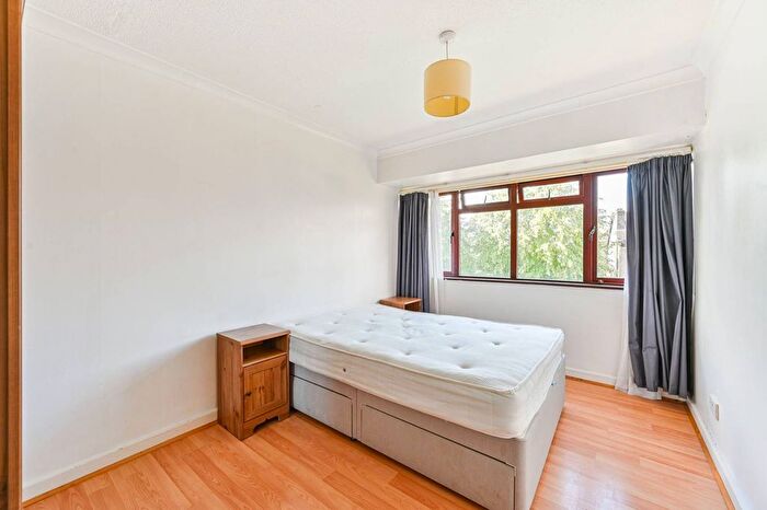 1 Bedroom Flat To Rent In Pendennis Road, Streatham, London, SW16