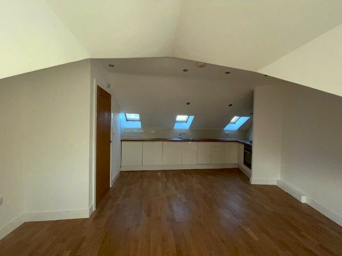 2 Bedroom Flat To Rent In Woodbury Close, Croydon, CR0