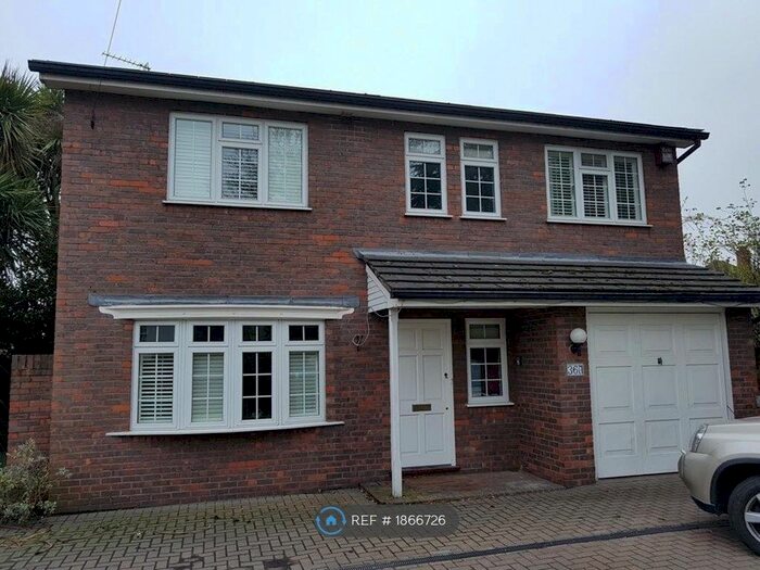 4 Bedroom Detached House To Rent In Bridge Road, Chertsey, KT16