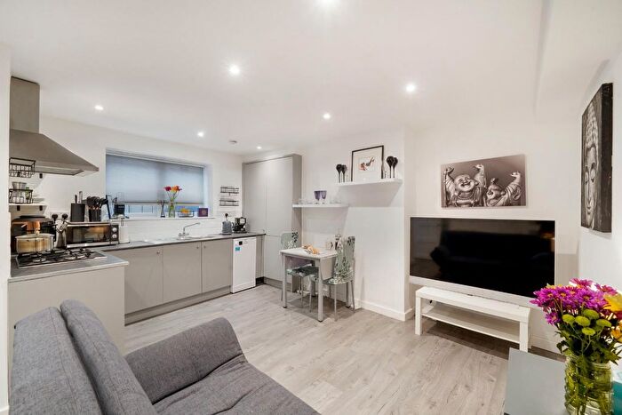 1 Bedroom Flat To Rent In Great Western Road, Maida Hill, W9