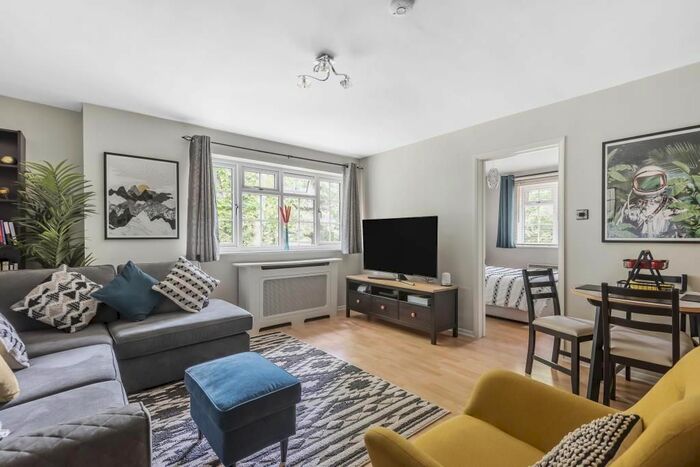 1 Bedroom Flat To Rent In Bagshot, Surrey, GU19