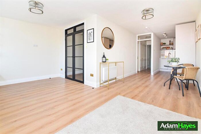 1 Bedroom Apartment To Rent In Holden Avenue, North Finchley, N12