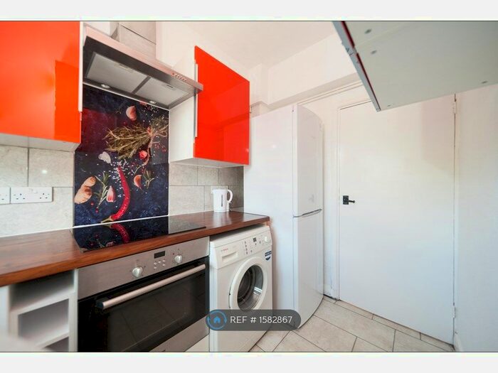 3 Bedroom Flat To Rent In Kirby House, Bermondsey, SE16