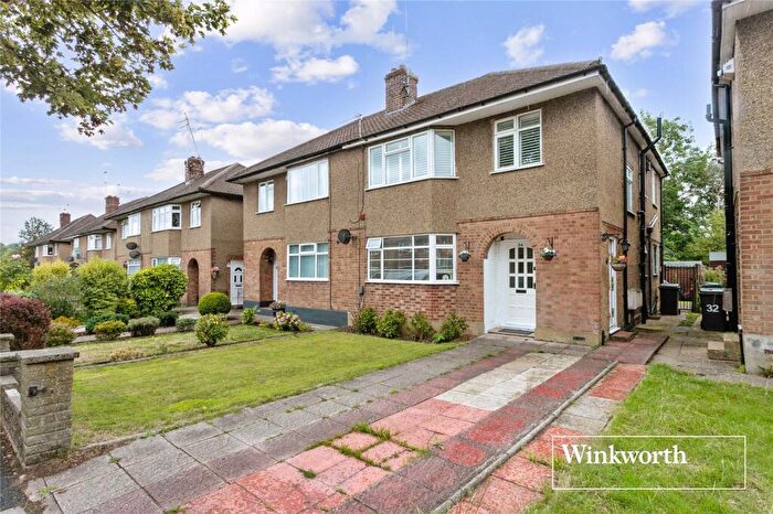 2 Bedroom Maisonette For Sale In Connaught Road, Barnet, EN5