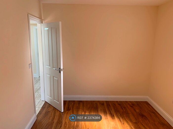 1 Bedroom Flat To Rent In Hibernia Gardens, Hounslow, TW3
