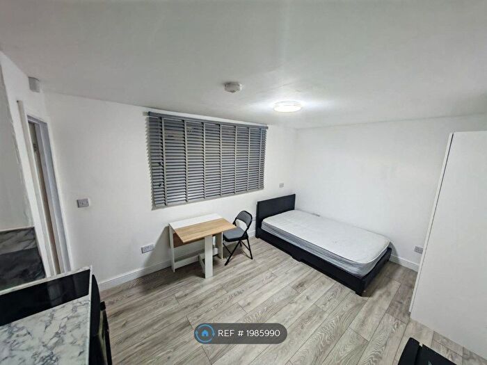 Studio To Rent In Barfields, Loughton, IG10