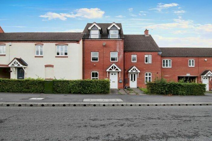 4 Bedroom Town House To Rent In Wharf Lane, Solihull, B91