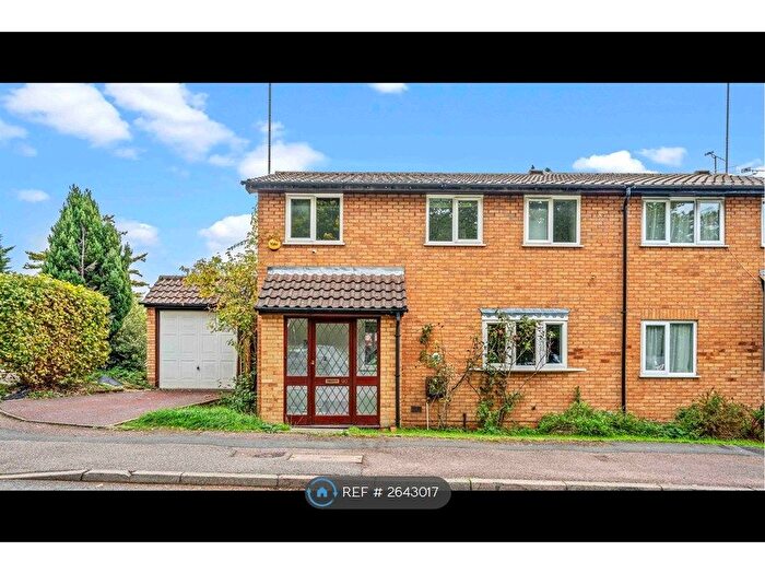 3 Bedroom Semi-detached House To Rent In Marshalls Close, London, N11
