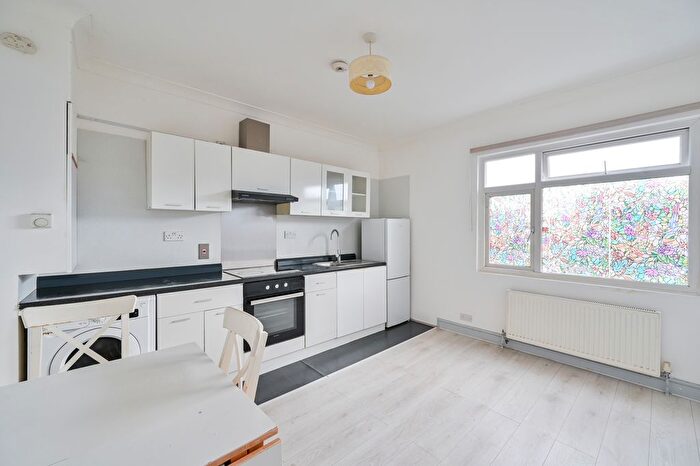 2 Bedroom Flat To Rent In Mayville, Ilford, IG1