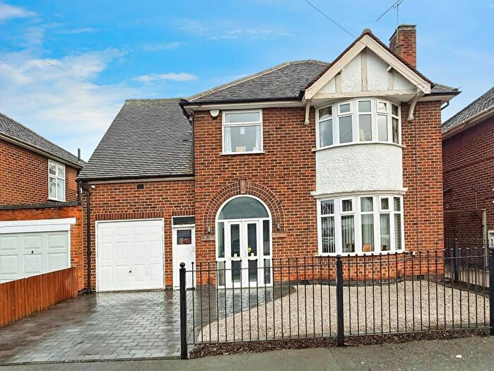 4 Bedroom Detached House For Sale In Peters Drive, Leicester, LE5
