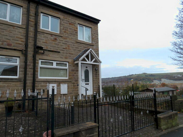 4 Bedroom Semi-Detached House To Rent In Godfrey Road, Halifax, HX3