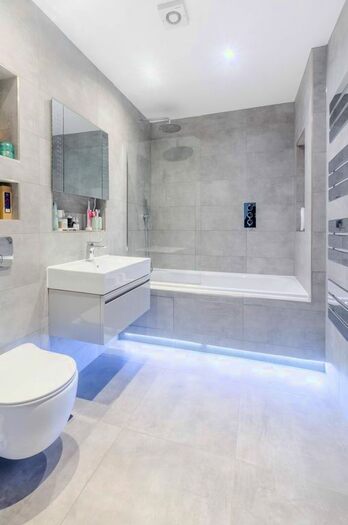 3 Bedroom Flat To Rent In Queens Row, Elephant And Castle, London, SE17