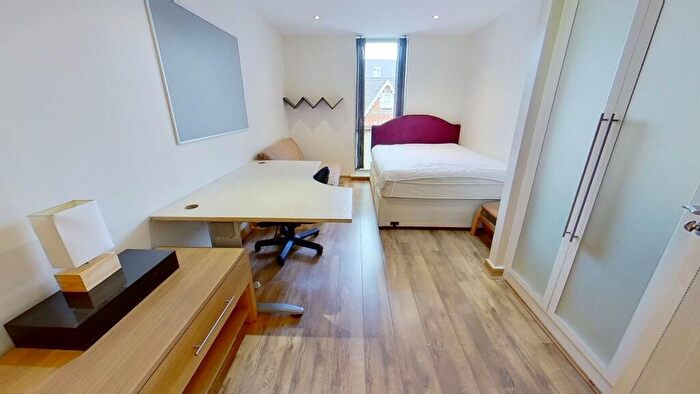 3 Bedroom Apartment To Rent In Printing House Square Martyr Road, GU1