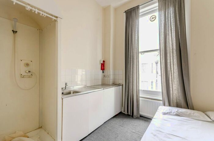 Studio To Rent In Barons Court, Barons Court, London, W14