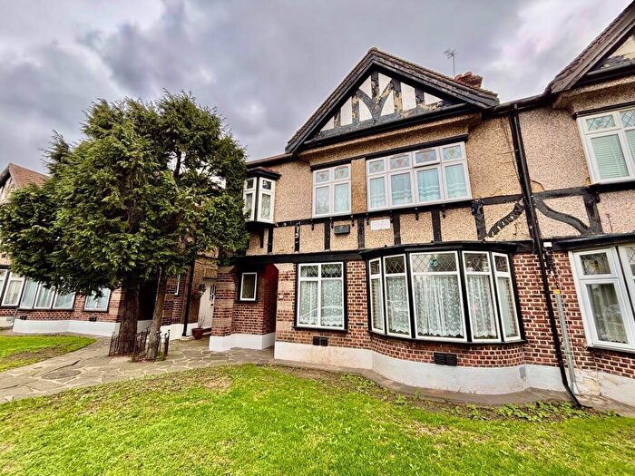 2 Bedroom Flat To Rent In Hedgeley, Woodford Avenue, Redbridge, IG4