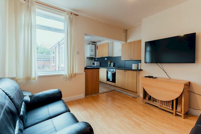 4 Bedroom Terraced House To Rent In Charles Street West, - Bed, LN1