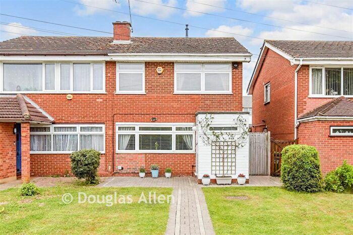 4 Bedroom Semi-Detached House For Sale In Upper Rainham Road, Hornchurch, Havering, RM12