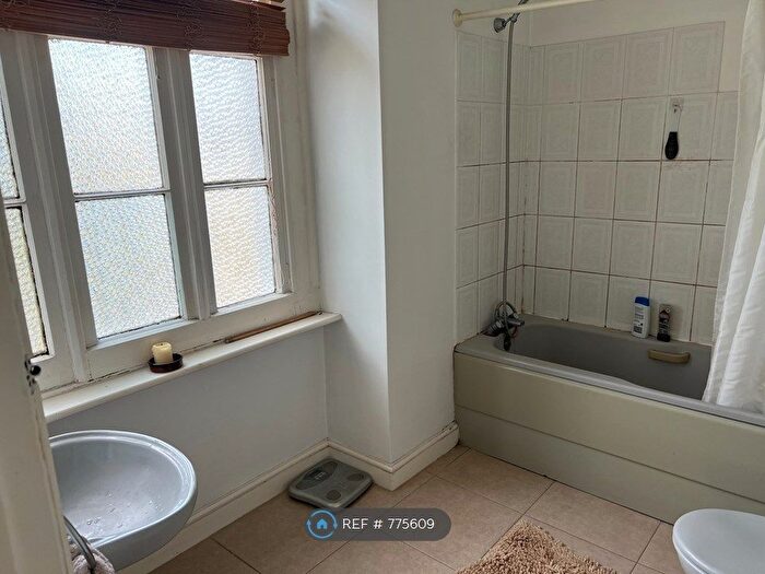 1 Bedroom Flat To Rent In The Green, Twickenham, TW2