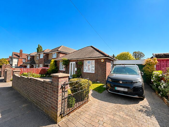3 Bedroom Detached Bungalow For Sale In The Avenue, Luton, LU4