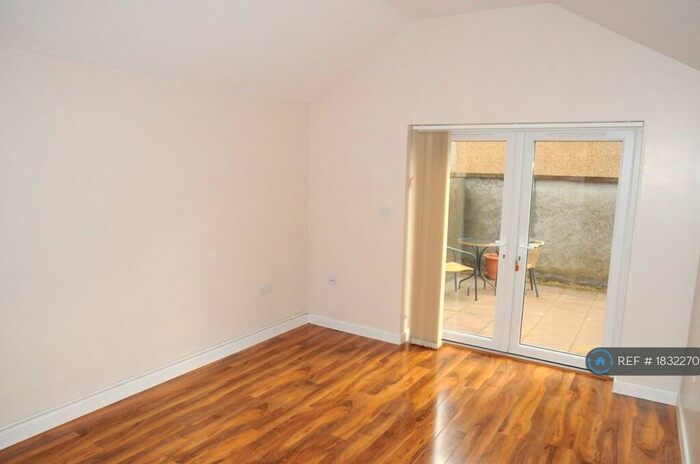 2 Bedroom Flat To Rent In Kingswood, Bristol, BS15